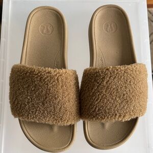 lululemon women’s fuzzy restful slide great condition